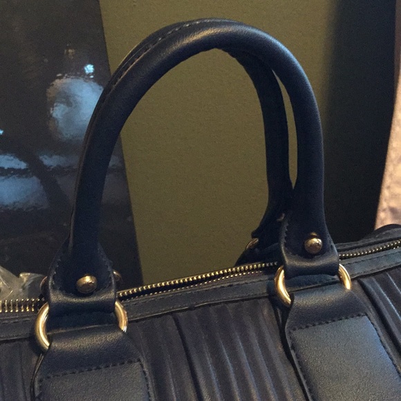 Adorable Blue purse, BNWOT, with crossbody strap. - Picture 6 of 8